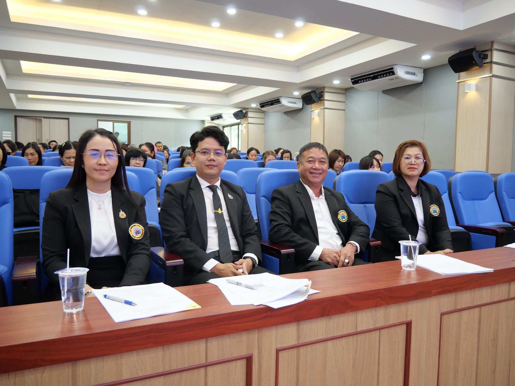 มอบรางวัลแสดงความยินดีแก่คณะครูผู้สร้างชื่อเสียงให้แก่สถานศึกษา